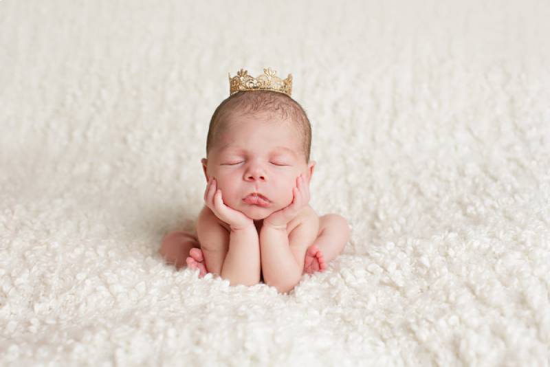  Baby trägt eine Krone
