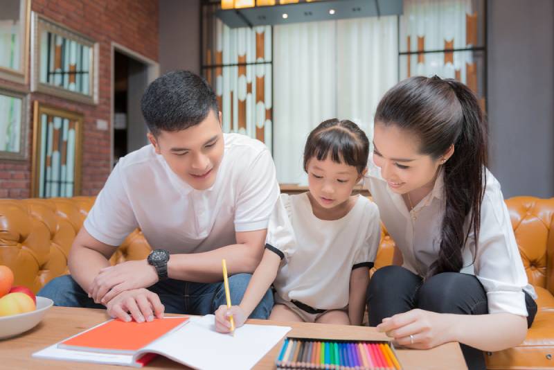  Eltern helfen dem Kind beim Lernen