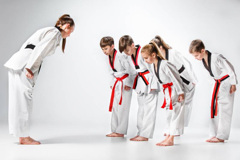  Gruppe von Kindern, die Kampfkunst trainieren