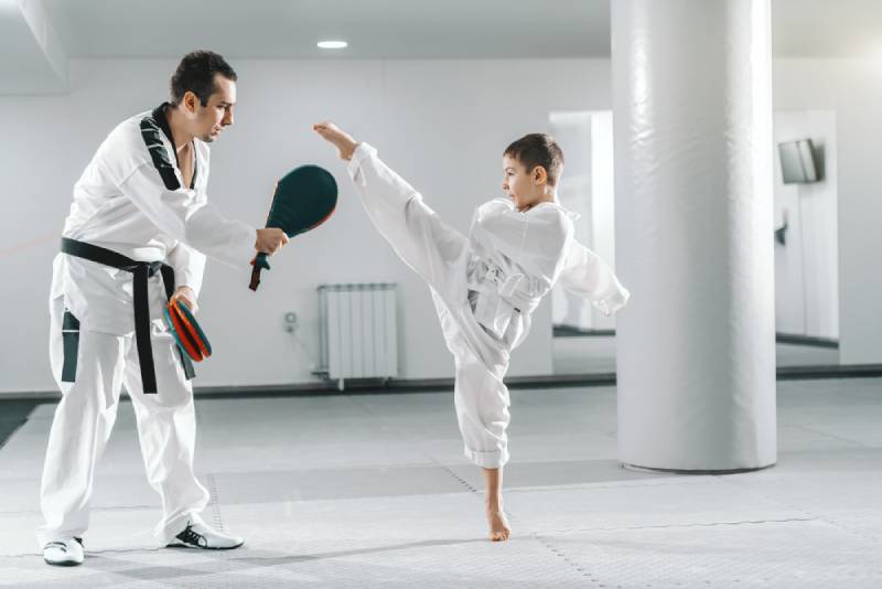  Junge trainiert Taekwondo