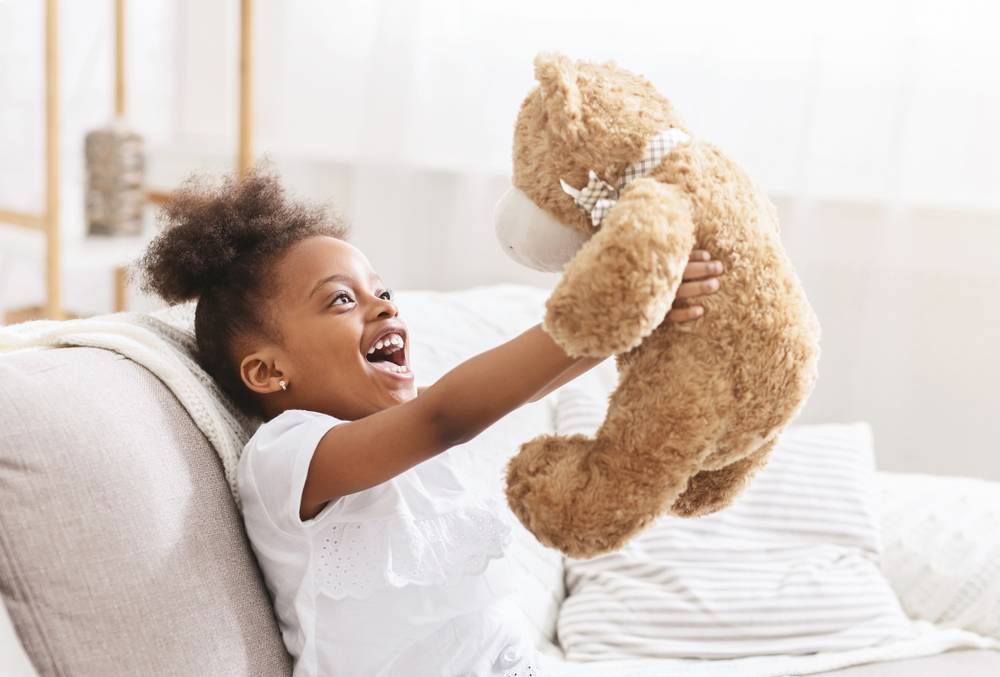 Kind hält einen Teddybär