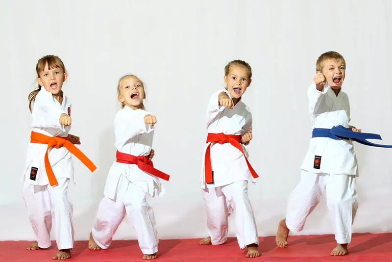Kinder trainieren Kampfkunst
