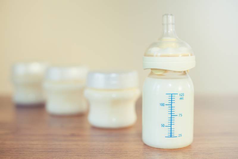 Muttermilch in Babyflasche