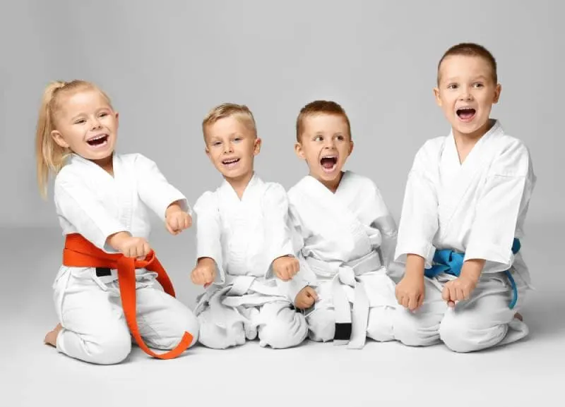  kleine Kinder, die Kampfkunst trainieren