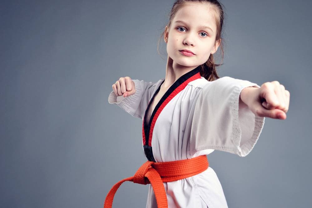  kleines Mädchen, das Kampfkunst trainiert