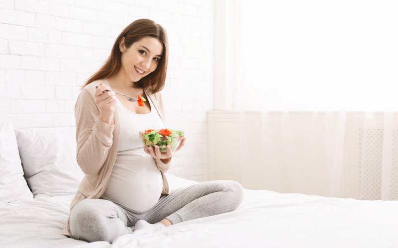  schwangere Frau, die gesundes Essen isst