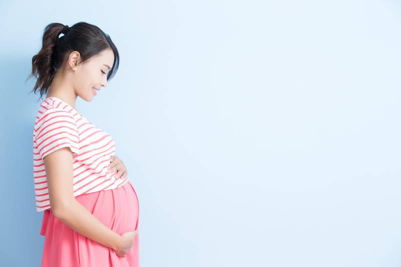  schwangere Frau hält ihren Bauch