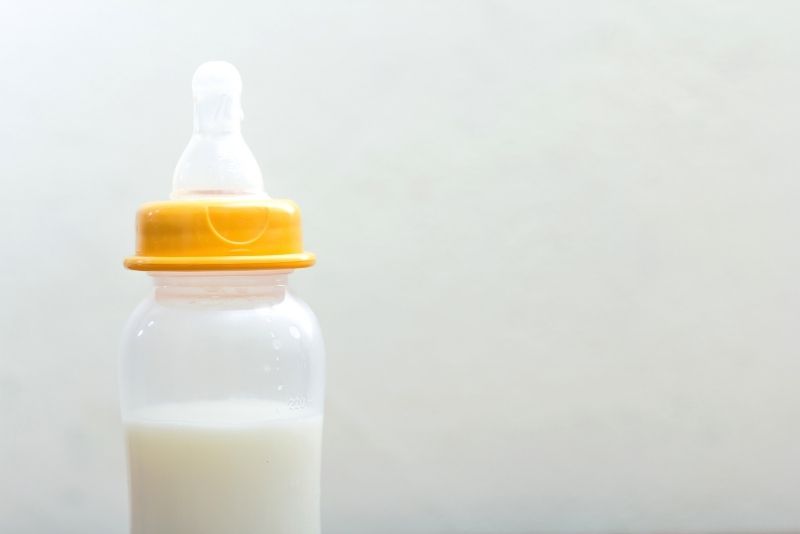 Babyflasche mit aufgetauter Milch