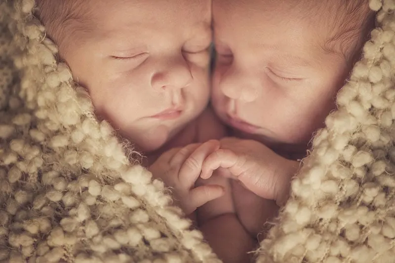Neugeborene Zwillingsbabys schlafen fest
