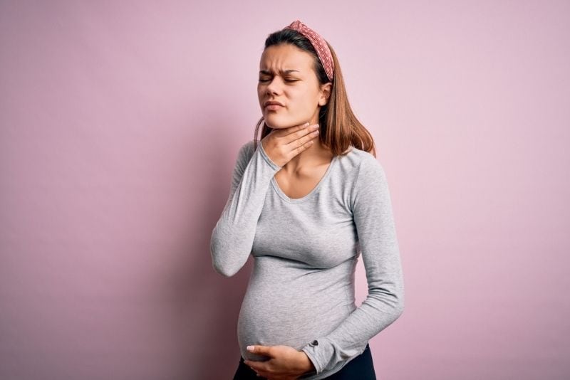  schwangere Frau mit Halsschmerzen