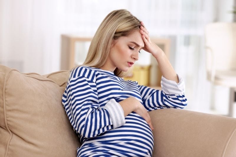  schwangere Frau mit einem harten Bauch