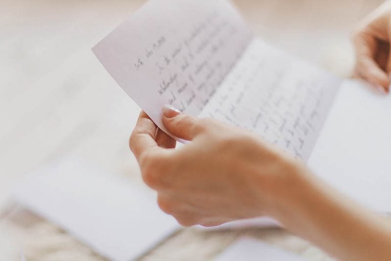 Frauenhände, die einen Brief halten