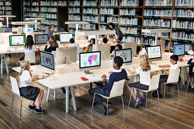 eine Gruppe von Schulkindern, die am Computer sitzen