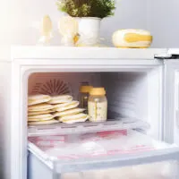 Muttermilchbeutel im Kühlschrank eingefroren