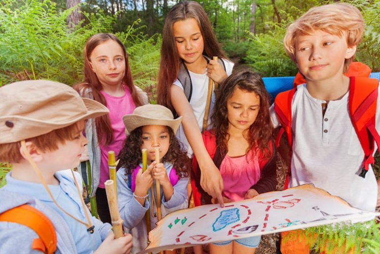 Kinder spielen Schnitzeljagd