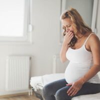 schwangere Frau fühlt sich krank