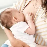 Mutter stillt Baby in den Armen
