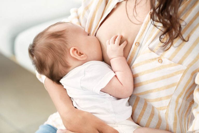 Mutter stillt Baby in den Armen