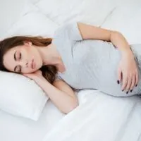 schwangere Frau träumt