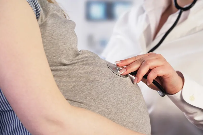 Arzt untersucht eine schwangere Frau