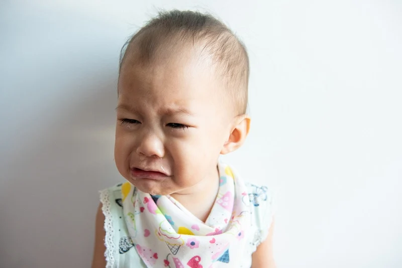 Baby mit laufender Nase weinen