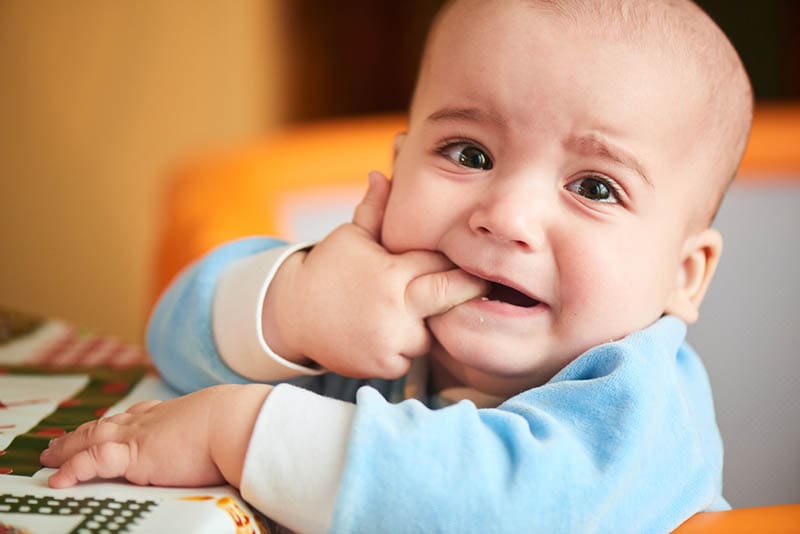 Baby weint wegen der ersten Zahnschmerzen
