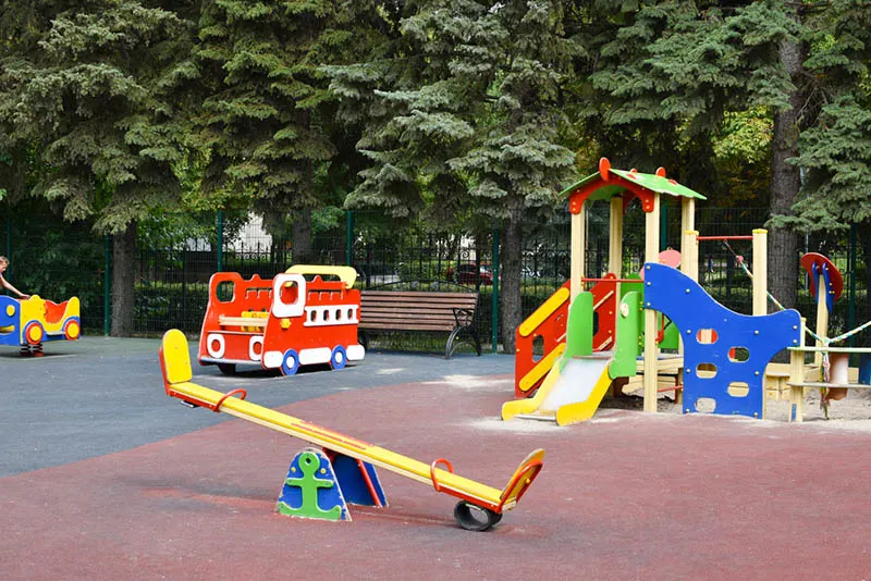 Bunter Kinderspielplatz im Kindergartenhof