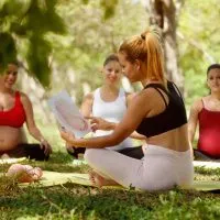 Schwangere lernen auf vorgeburtlichem Kurs im Park