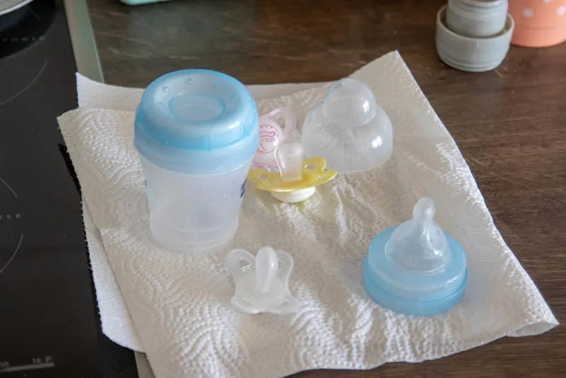 Babyflaschen und Schnuller, die nach dem Waschen auf dem Tisch austrocknen