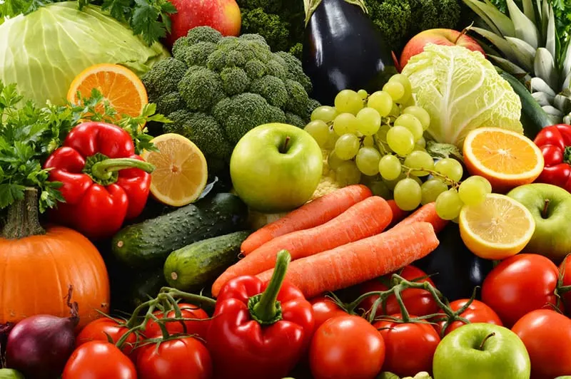 buntes frisches Gemüse und Obst auf dem Tisch 