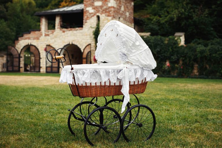niedlichen Retro Kinderwagen auf dem Rasen im Freien