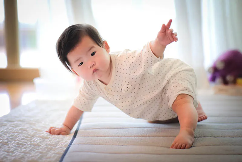 süßes Baby Junge tun Yoga auf dem Boden