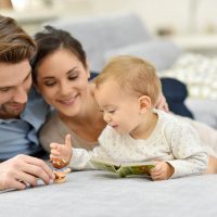 Eltern genießen die Lesezeit mit dem Baby