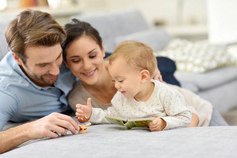 Eltern genießen die Lesezeit mit dem Baby