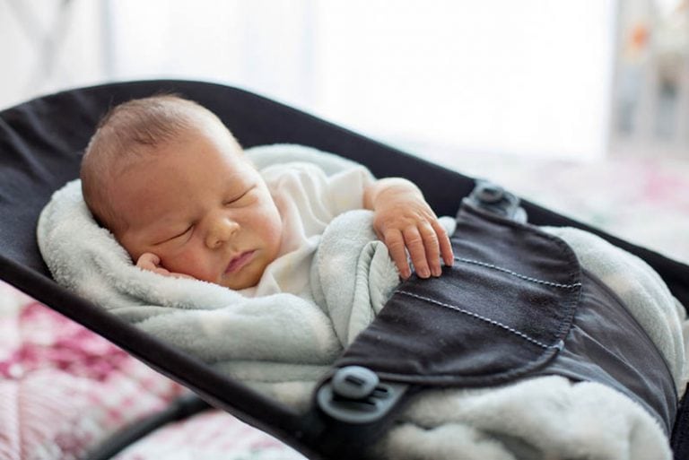 süßes Baby schläft in einer Schaukel