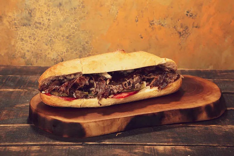 Kebab-Sandwich mit Fleisch und Zwiebeln auf dem Holzschneidebrett