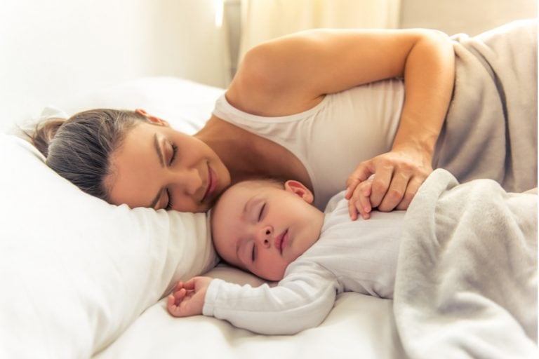 junge Mutter und ihr süßes kleines Baby schlafen