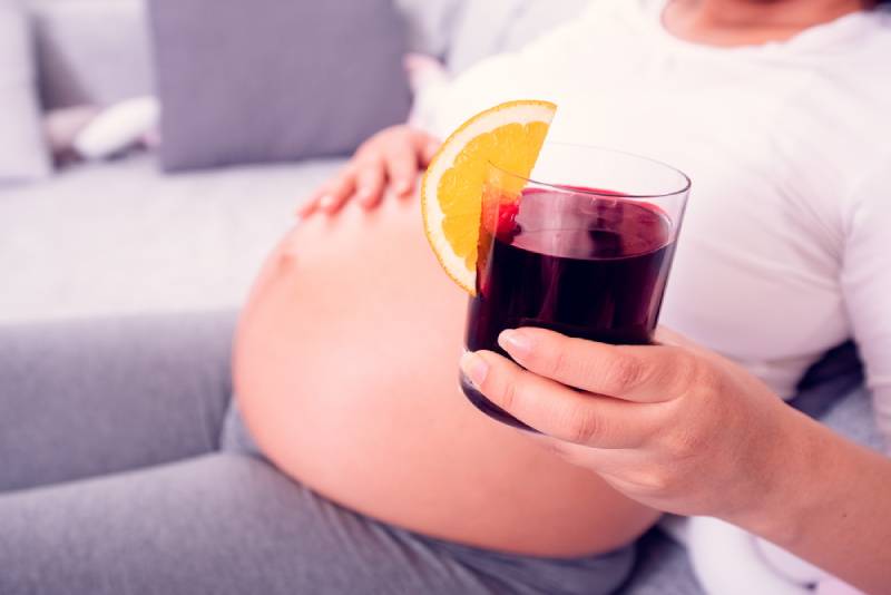  schwangere Frau, die Rote-Beete-Saft trinkt