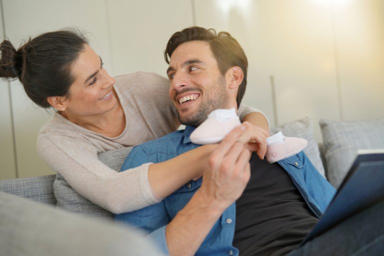 Mutter, um ihren Mann mit frohen Nachrichten zu überraschen