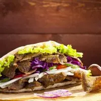 leckerer Döner mit Rindfleisch und Gemüse auf dem Tisch serviert