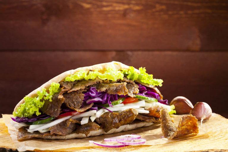 leckerer Döner mit Rindfleisch und Gemüse auf dem Tisch serviert