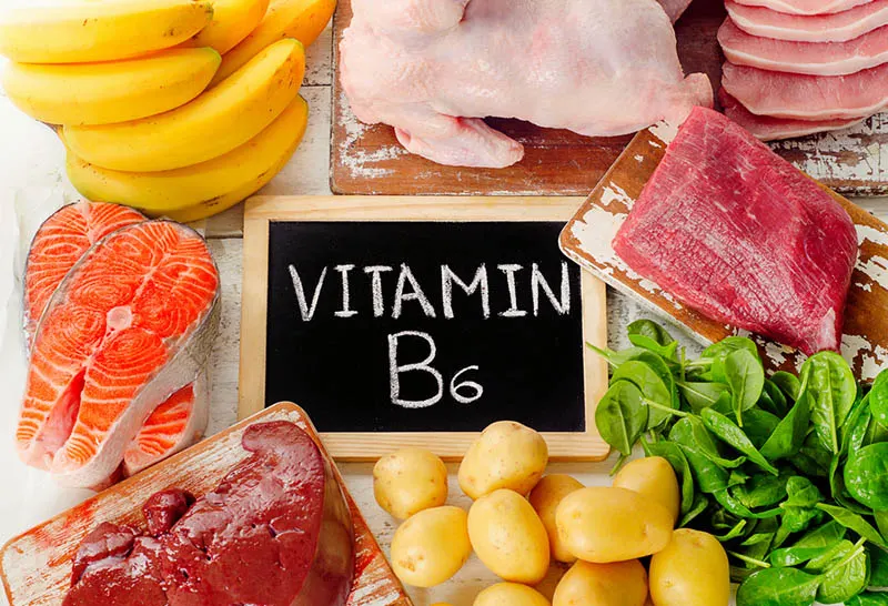 gesunde Lebensmittel, die Vitamin B6 enthalten, auf den Tisch bringen