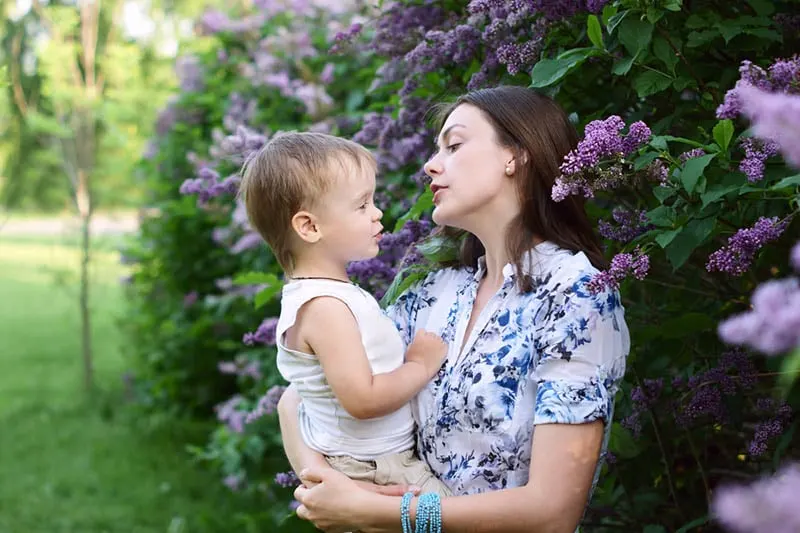 junge Mutter im Gespräch mit ihrem Sohn im Hof