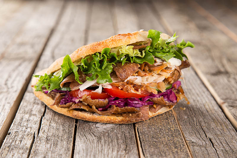 leckeres Kebab-Sandwich auf dem Holztisch