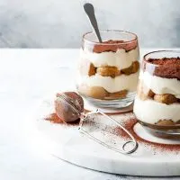 leckeres Tiramisu mit Mascarpone-Käse im Glas auf dem Tisch