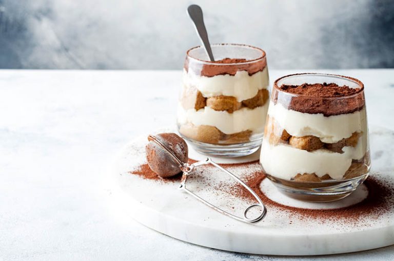 leckeres Tiramisu mit Mascarpone-Käse im Glas auf dem Tisch