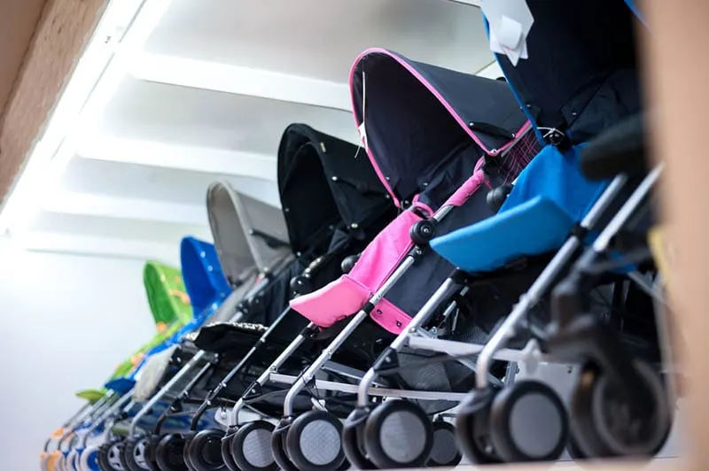 roh von bunten Baby Kinderwagen in einem Geschäft