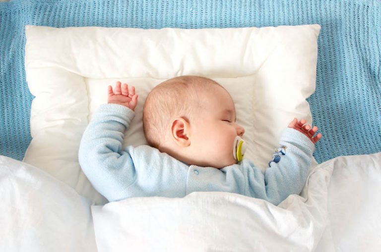 Süßes Baby schlafend mit Schnuller im Bett