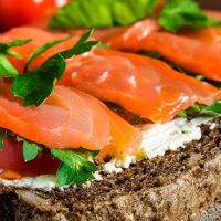 leckeres Sandwich mit Räucherlachs und Salat