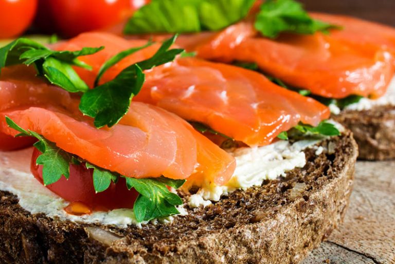 leckeres Sandwich mit Räucherlachs und Salat